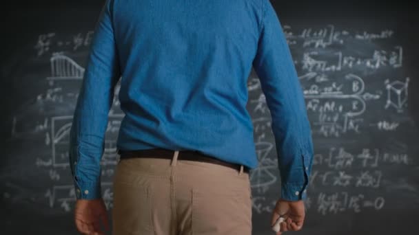 Блискучі Молоді Академічні Підходи Чорна Дошка Складною Математичною Формулою Рівнянням — стокове відео