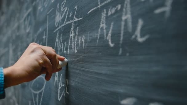 Craie Main Écriture Complexe Sophistiquée Formule Mathématique Équation Sur Tableau — Video