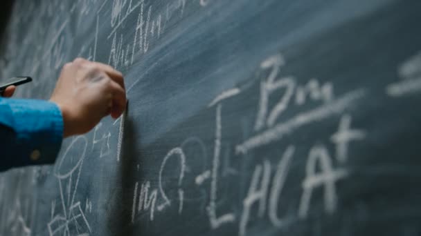 手握粉笔和书写复杂和复杂的数学公式 方程在黑板上 — 图库视频影像