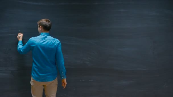拉普赛 停止运动画面的一个人在黑板上写字 空黑板完美的模板 — 图库视频影像