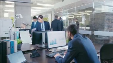 Büyük kurumsal ofis çalışma gününün hızlandırılmış. Farklı takım, yetenekli insanlar iş üzerinde onların çalışma masaları, Toplantı var, tartışmalar.