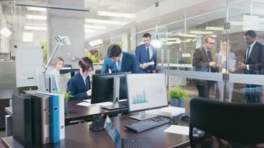 Büyük kurumsal ofis çalışma günü. Farklı takım, yetenekli insanlar iş üzerinde onların çalışma masaları, Toplantı var, tartışmalar.
