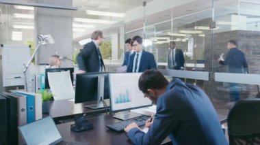 Büyük kurumsal ofis çalışma günü hızlandırmak görüntüleri. Farklı takım, yetenekli insanlar iş üzerinde onların çalışma masaları, Toplantı var, tartışmalar.