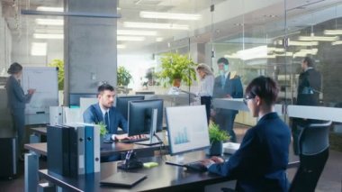 Panoramik çekim ilişkilendirmek getiriyor önemli haberler onun Yöneticisi, gösterir nerede onu Tablet bilgisayar bilgi ile Office. Modern cam ve beton bina olduğunu tam olarak meşgul iş adamları.