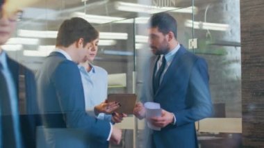 Erkek ve kadın diplomatlar ve söz, Tablet bilgisayar kullanarak iş adamları takım. Yüksek sınıf kurumsal yapı.