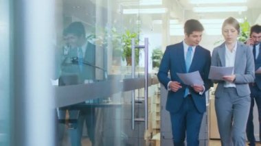 Kurumsal yapı koridor iş insanlar meşgul. İş yapmak, sorunları tartışıyor, müzakere ve sorunları çözme Smartphone kullanarak insanlar. Büyük ofis binası / Ticaret Merkezi.