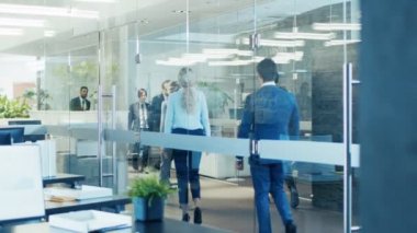 Out of şık uygun işadamı Office çekimin Smartphone Rides kaykay kurumsal yapı koridor aracılığıyla kullanır. Çok kültürlü kalabalık yürüyüş iş adamları.