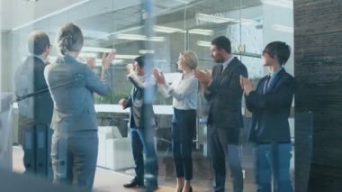 Siyah işadamı yolu başarı büyük terfi aldı, meslektaşları tezahürat ve alkışlıyorum. Mutlu insanlarla dolu şık çeşitli Office.