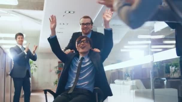 Corporate Office Chair Race Due Divertenti Sedie Rotelle Uomini Affari — Video Stock