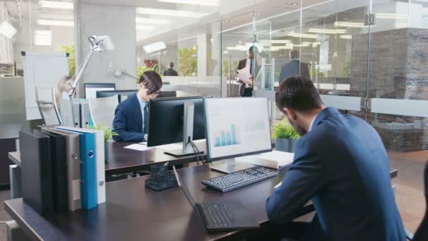 Diverse Team Businessmen Businesswoman Working Desktops Modern Office Have Discussions — Stock Video