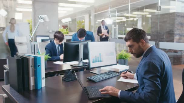 Profesjonalny Biznesmen Działa Jego Komputerze Używa Laptopa Tle Zajęty Office — Wideo stockowe