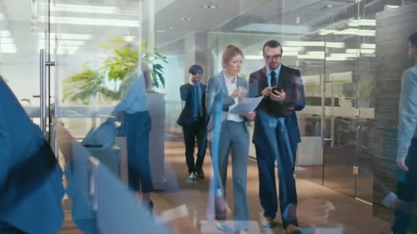 Business People Walking Talking Hallway Les Hommes Affaires Ont Une — Video