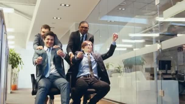Sedia Ufficio Race Four Funny Multi Ethnic Businessmen Ride Chairs — Video Stock
