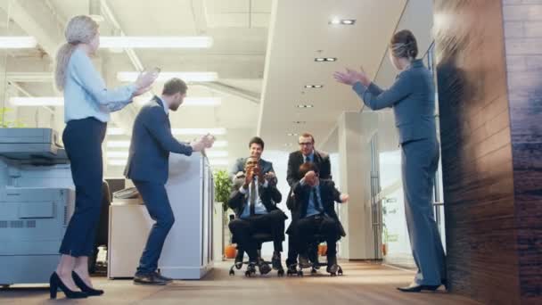办公室椅子比赛有趣的多民族商人乘坐椅子在企业建设走廊 同事们欢呼 掌声和高五 庆祝交易结束 — 图库视频影像