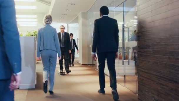 时尚的人通过企业大厦走廊骑行滑板 时尚的玻璃和混凝土建筑与商业人群的多元文化 — 图库视频影像