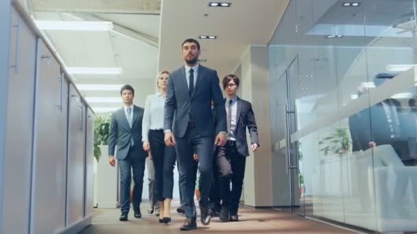 Equipe Diversa Delegados Advogados Marchando Resolutamente Através Corredor Edifício Corporativo — Vídeo de Stock