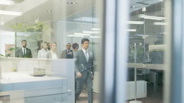 不同的代表 律师团队自信地在公司建设走廊中穿行 在时尚大理石和玻璃办公室解决商人问题的多元文化人群 — 图库视频影像