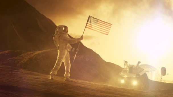 Astronauta Con Traje Espacial Ondea Bandera Americana Planeta Rojo Marte — Vídeos de Stock