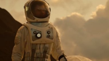 Uzay giysisi yürüyüş ve Mars keşfetmek astronot orta çekim / kırmızı gezegen. Alan arama, bulma, kolonizasyon kavramı.