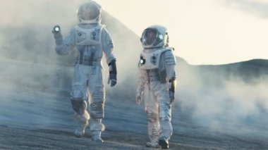 İki astronot kayalık yabancı gezegenin gün zamanında keşfedin. Gelecek ve teknolojik Advance uzay keşif, seyahat, kolonizasyon kavram getiriyor.