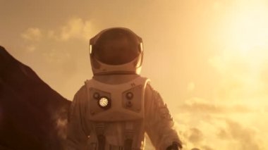Orta alanı Mars keşfetmek takım elbise astronot Shot / kırmızı gezegen. Mars, teknolojik ilerleme ilk insanlı görev alan araştırması, kolonizasyon getiriyor.
