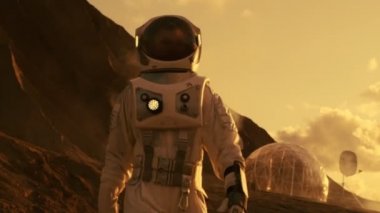 Astronot Mars keşfetmek sefere yürüme. Onun Bankası arka planda / araştırma istasyonu. Mars, teknolojik ilerleme ilk insanlı görev alan araştırması, kolonizasyon getiriyor.
