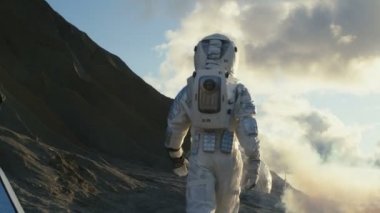 Üssüne doğru dondurulmuş yabancı gezegende yürüyen astronot shot takip / araştırma istasyonu. İnsanlı Mission To Mars, teknolojik ilerleme uzay araştırmaları, kolonizasyon getiriyor.
