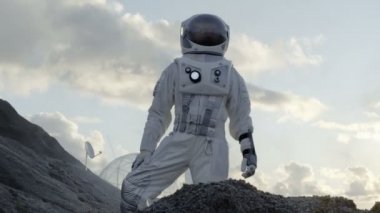 Astronot arıyor donmuş Alien Planet tepede duran süre etrafında. Onun Bankası arka planda / araştırma istasyonu. Teknolojik Advance uzay araştırmaları, kolonizasyon getiriyor.