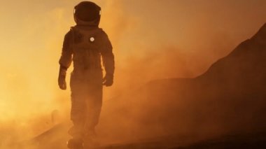 Gurur astronot güvenle Mars yüzeyinde yürür. Kırmızı gezegen kaplı gaz ve kaya, zorlukların üstesinden, insan ırkı için önemli an.