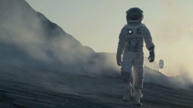 Yüzey astronot güvenle yabancı gezegenin araştırıyor gurur duyuyormuş. Soğuk gezegen kaplı gaz ve kaya, insanlar zorlukların üstesinden, insan ırkı için önemli an.