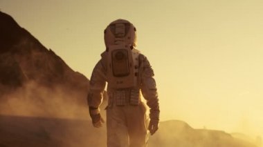 Aşağıdaki Shot güvenle Mars'ta yürüyüş astronot. Kızıl gezegen gaz ve duman kaplı. Zorlukların üstesinden insanlar. Büyük an için insan ırkının.