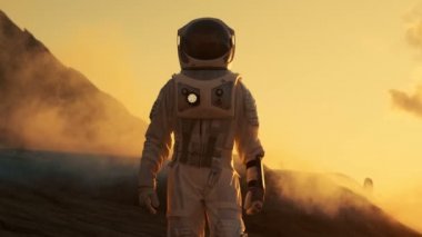 Astronot güvenle Mars üzerinde yürümek. Kızıl gezegen kaya, gaz ve duman kaplı. Zorlukların üstesinden insanlar. Büyük an için insan ırkının.