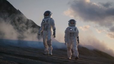 Uzay giysileri güvenle yürüyen yabancı gezegende, gezegenin üzerinde keşif seferi iki astronot yani kaya, gaz ve duman ile kaplı yüzey. Zorlukların üstesinden insanlar.