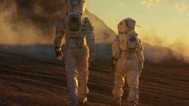 Aşağıdaki Shot, iki astronot güvenle yürüyüş gezegendeki uzaylı Rocky duman ve gaz ile kaplı. Zorlukların üstesinden insanlar. Bilimsel ilerleme.