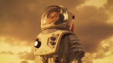Düşük açılı yabancı gezegenin seyir alanı elbiseli kadın astronot bir kadeh. Kırmızı ve turuncu gezegen Mars için benzer. Gelişmiş teknolojileri, uzay yolculuğu, kolonizasyon kavramı.
