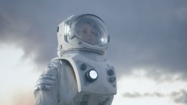 Düşük açılı yabancı gezegenin seyir alanı elbiseli kadın astronot bir kadeh. Mavi ve soğuk gezegen. Gelişmiş teknolojileri, uzay yolculuğu, kolonizasyon kavramı.