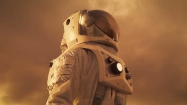 Düşük açılı yabancı gezegenin seyir uzay giysisi içinde cesur astronot bir kadeh. Kırmızı ve turuncu gezegen Mars için benzer. Gelişmiş teknolojileri, uzay yolculuğu, kolonizasyon kavramı.