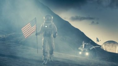 Fırtına bir bayrağı ile yürür yabancı gezegenin üzerinde güçlü astronot birleştiren Birleşik Devletleri. İçinde belgili tanımlık geçmiş araştırma üssüne / İstasyonu ve Rover. Uzay yolculuğu, kolonizasyonu Tema.