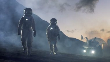 Güvenle yabancı gezegende keşfi yürüyüş alanı elbiseli iki astronot gezegenin yüzeyine. Arka plan araştırma Base / İstasyonu ve Rover. Uzay yolculuğu, kolonizasyon kavramı.