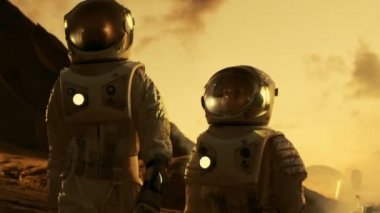 Exploring Mars iki astronot konuşurken / Kızıl gezegen. Uzay araştırmaları, macera ve kolonizasyonu Tema.