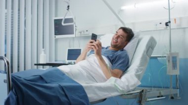 Hasta kullanır Smartphone Lying yatak hastanede iken kurtarma. Onu kontrol için dostu hemşire geliyor.