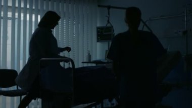 Hastane, doktor ve hemşire saldırmaya güvenli ölüyor hasta koğuşuna acil durum. Yaşam işaretleri olmadan yatakta Lying adamdır. Doktorlar onu diriltmek için her şeyi yaparız.