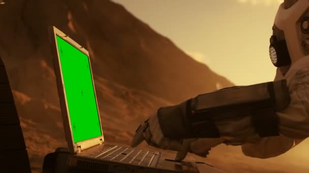 エイリアンの赤い惑星に宇宙飛行士 火星モックアップ グリーン スクリーンのラップトップ上で動作します 宇宙探査 住むに適した世界と植民地化を見つける — ストック動画