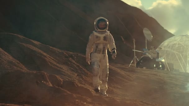 Astronauta Vai Expedição Para Explorar Planeta Alienígena Rochoso Fundo Sua — Vídeo de Stock