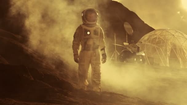 Astronauta Vestindo Terno Espacial Caminha Planeta Vermelho Marte Fundo Sua — Vídeo de Stock