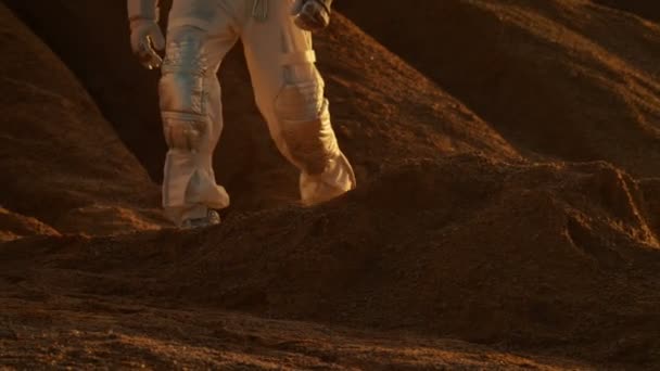 Astronaut Raumanzug Spaziert Über Das Felsige Gelände Des Roten Planeten — Stockvideo