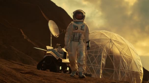 Astronauta Vestindo Terno Espacial Caminha Planeta Vermelho Marte Fundo Sua — Vídeo de Stock