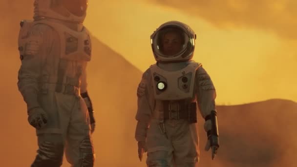 Dos Astronautas Con Trajes Espaciales Caminan Explorando Marte Planeta Rojo — Vídeo de stock