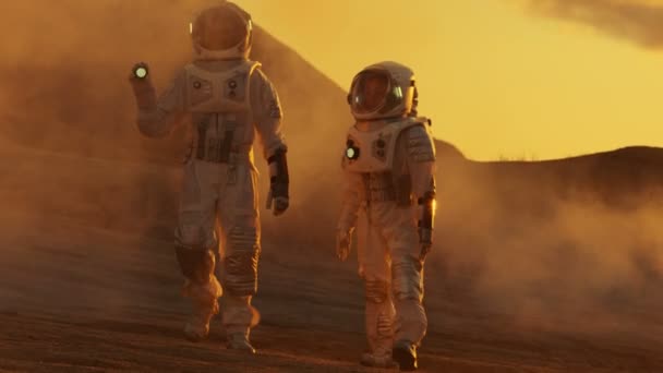 Dos Astronautas Con Trajes Espaciales Caminan Explorando Marte Planeta Rojo — Vídeo de stock