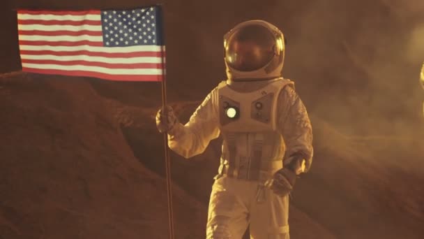 Astronauta Con Traje Espacial Planta Bandera Americana Planeta Marte Momento — Vídeo de stock